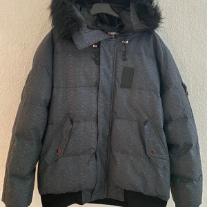 Geographical Norway - För dig som vill ha en varm jacka inför vintern, är detta ett riktigt bra val. Jackan är i fint skick. Nypris ligger på 2499kr(kvitto finns), mitt pris är 530kr, kan även tänka mig att byta. Hör av dig vid frågor.