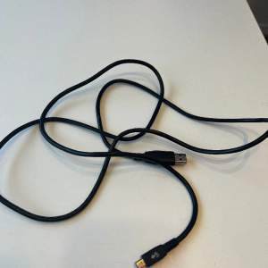 Nyskick. USB-kabel som används till att ansluta t.ex. kortläsare, USB-hubbar, kameror och annan utrustning som har en liten USB-kontakt.