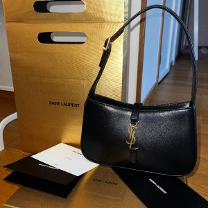 YSL Hobo Le 5 á 7 smooth leather  - Säljer min underbara väska! Allt ingår förutom låda; påse, dustbag, äkthetsintyg samt andra intyg.   Fått som present (står även på saintlaurent pappret) därav inget kvitto.  Nypris är 25.000kr Säljer för 11.000:-  Har inga defekter sparsamt använd. 
