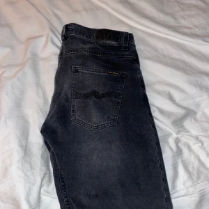 Nudie jeans  - Hej! Säljer mina nudie jeans i modellen grim tim 32/32 som inte har några deffekter!