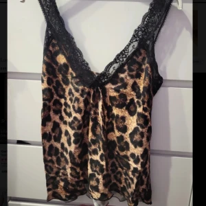 Leopard topp  - Så snyggt leopard linne!!! Aldrig använt, skriv vid funderingar🩷