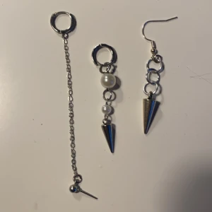 Örhängen!! - Säljer 3 super snygga örhängen, örhänget men en vit boll kostar 99kr och är tidigare köpt av uf företag, dubbel örhängen vet jag inte vart de är ifrån men kostar 50kr, 3 örhänget är också från uf företag å kostar 75kr! Köp alla direkt för 199kr!!❤️❤️❤️❤️