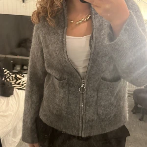 Stickad kofta - Jättefin stickad kofta från selected femme. köptes för 1 200kr, väldigt bra skick. Intressekoll då jag inte är säker på om jag ska sälja. Liten i storleken. Skriv till mig så diskuterar vi priset. 