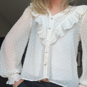 populär blus  - säljer denna slutsålda blus från zara då den inte kommer till användning längre 