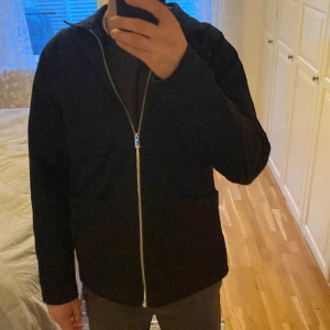 Overshirt - Snygg och stilren marinblå jacka från Riley. Bra kvalitet och tåligt material. Knappt använd.