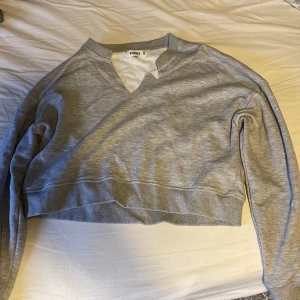 Grå tröja  - Fin tröja med v-ring. Storlek 34.  nyskick 