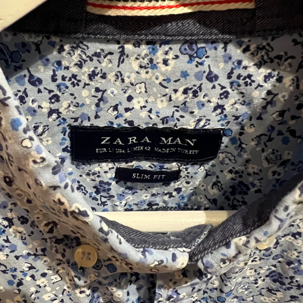 Ljusblå skjorta i slim fit från Zara. Storlek L. Mycket fint skick. . Skjortor.