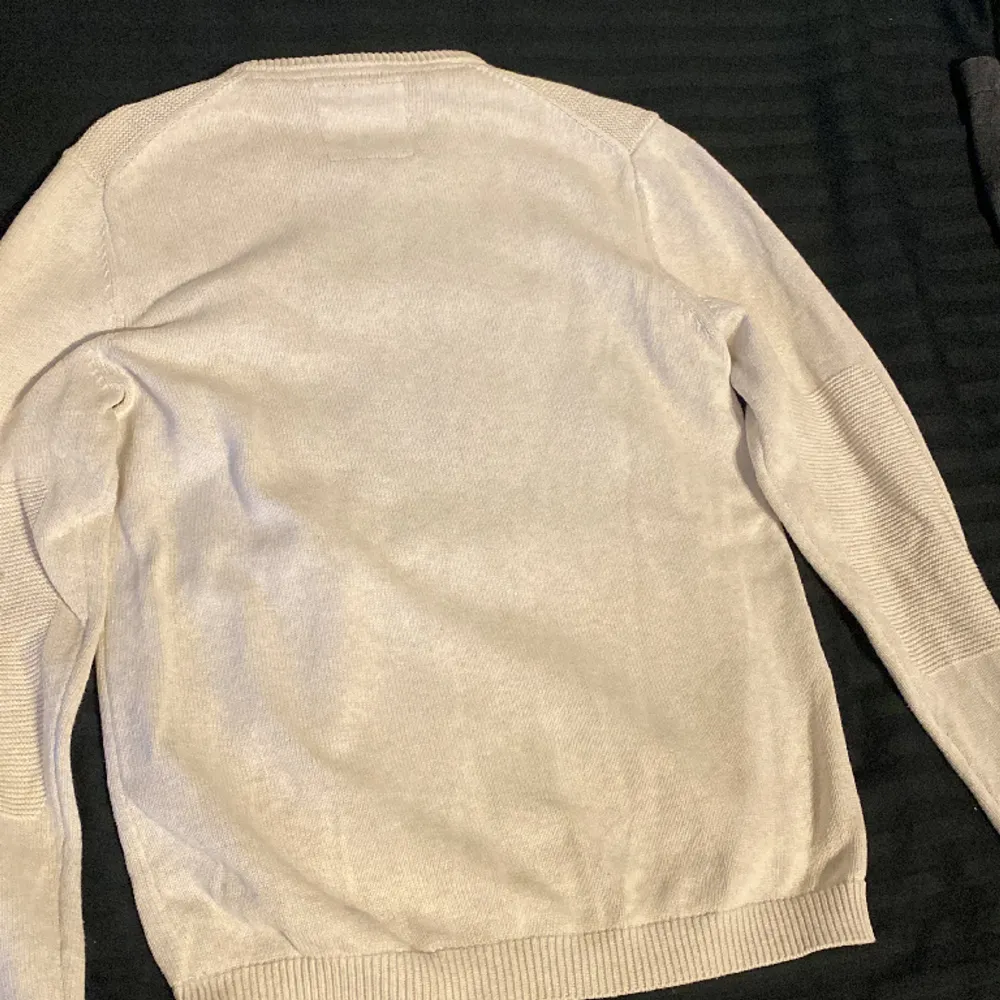 Det är en vit Bondelid tröja som sitter perfekt på||strolek M|| ny pris 699kr vårat pris kommer ligga på 100kr|| vid flera frågor eller eller bilder kontakta oss.. Hoodies.