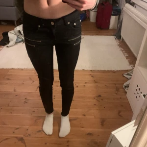 Svarta skinnyjeans  - Lågmidjade skinny jeans i bra skick i storlek 36