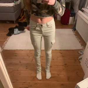 Skinny jeans  - Ett par skinny jeans med detaljer i lägre modell. Bra skick i storlek 170.