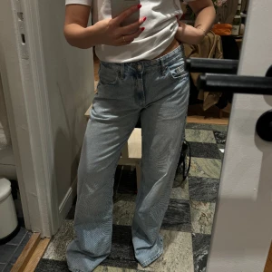Jeans zara - Supersnygga jeans från zara men tyvärr alldeles för långa för mig. Jag är 158cm. 🎀