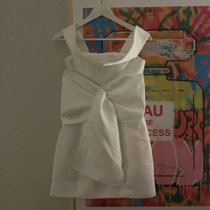 Rosett klänning - Super fin rosett klänning i satin, tänkte ha som studentklänning men tyckte inte den passade på mig! Helt oanvänd och har alla lappar kvar, den är från Miss selfridge (köpt på asos) och är slutsåld🫶🏼 storlek 34