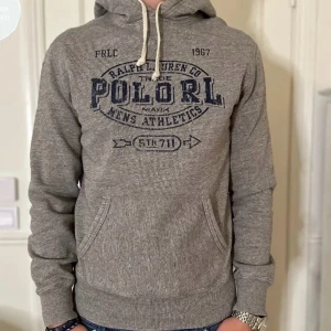 Ralph lauren hoodie - Tja, säljer denna feta Raffe hoodie i storlek S. Den är i princip nyskick och nypriset är ca 1500kr. Hör av er vid funderingar!