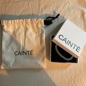Helt nytt och oanvänt armband från Cainté. Köptes för 745 kronor. Kan alltid  diskutera priser! 