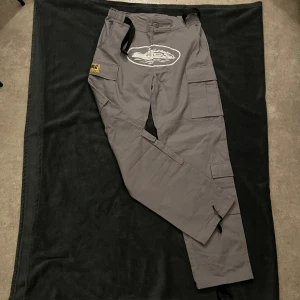 Corteiz guerillaz cargos  - Säljer exklusiva byxor i perfekt skick, betyg 10/10. Dessa stilfulla plagg är en del av min garderobsrensning. Ge din stil en uppgradering med detta par. Har du några frågor? Tveka inte att höra av dig!
