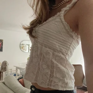 Blus - Säljer min as snygga topp från zara. Den är helt slutsåld överallt! Säljer då den inte kommer till användning längre.