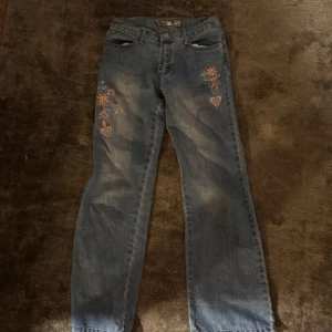 Blommiga jeins preppy typ?  - Ett par byxor som är lite y2k och preppy!?😗