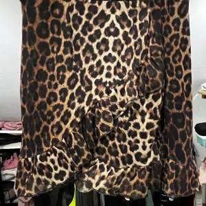 Leopardmönstrad flare kjol - En använd kjol men utan skråma, den har fina lager och har stretch i midjan.