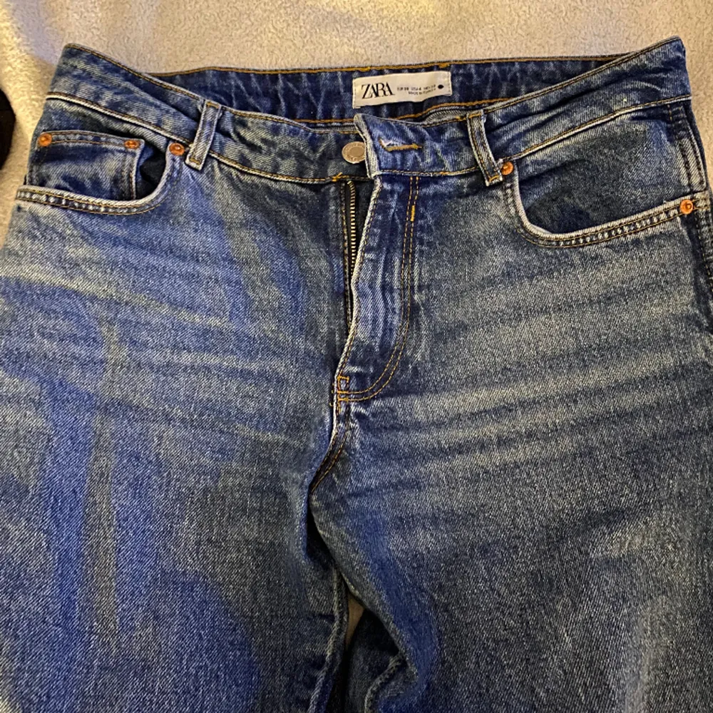 Säljer mina Zara mid rise jeans, knappt använda så inga defekter, köpta för 500kr 💕 . Jeans & Byxor.