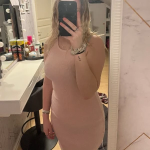 Rosa klänning - Rosa tight klänning, jätte fin men för liten för mig, bra skick