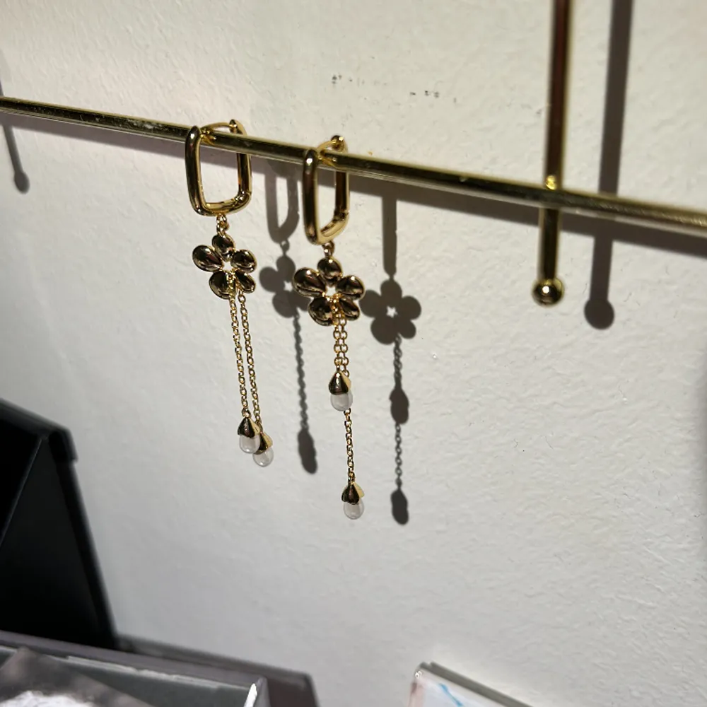 Såå snygga guldiga örhängen med blommor🌸 Råkade beställa två par så de är helt oanvända!! Man kan även justera längden på dropparna🥰. Accessoarer.