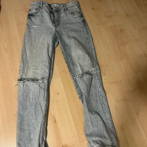 Blåa jeans  - Blåa jeans med hål, fint skick, använda en gång, inte min stil längre