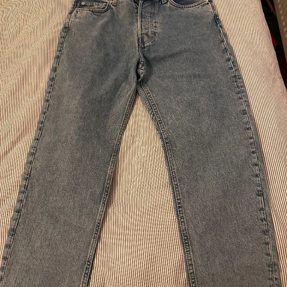 Ett par jeans ifrån weekday i modellen barrel. Jeansen är i storlek 27/30. Skicket 9/10. Hör av er vid frågor eller bilder. Pris kan diskuteras vid snabb affär . Jeans & Byxor.