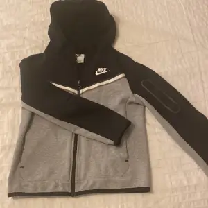  Hej! Jag ville sälja en Nike tech med färgen svart och grått.Jag tyckte att det var för liten på mig men jag har haft på mig den några gånger. Jag hoppas att priset är värt de :) 