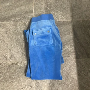 Juicy couture byxor - Blåa juicybyxor i storlek S, ganska användna men syns inte förutom på knäna, nypris 1100kr. Köpt är köpt och köpare står för frakten. Pris kan diskuteras.