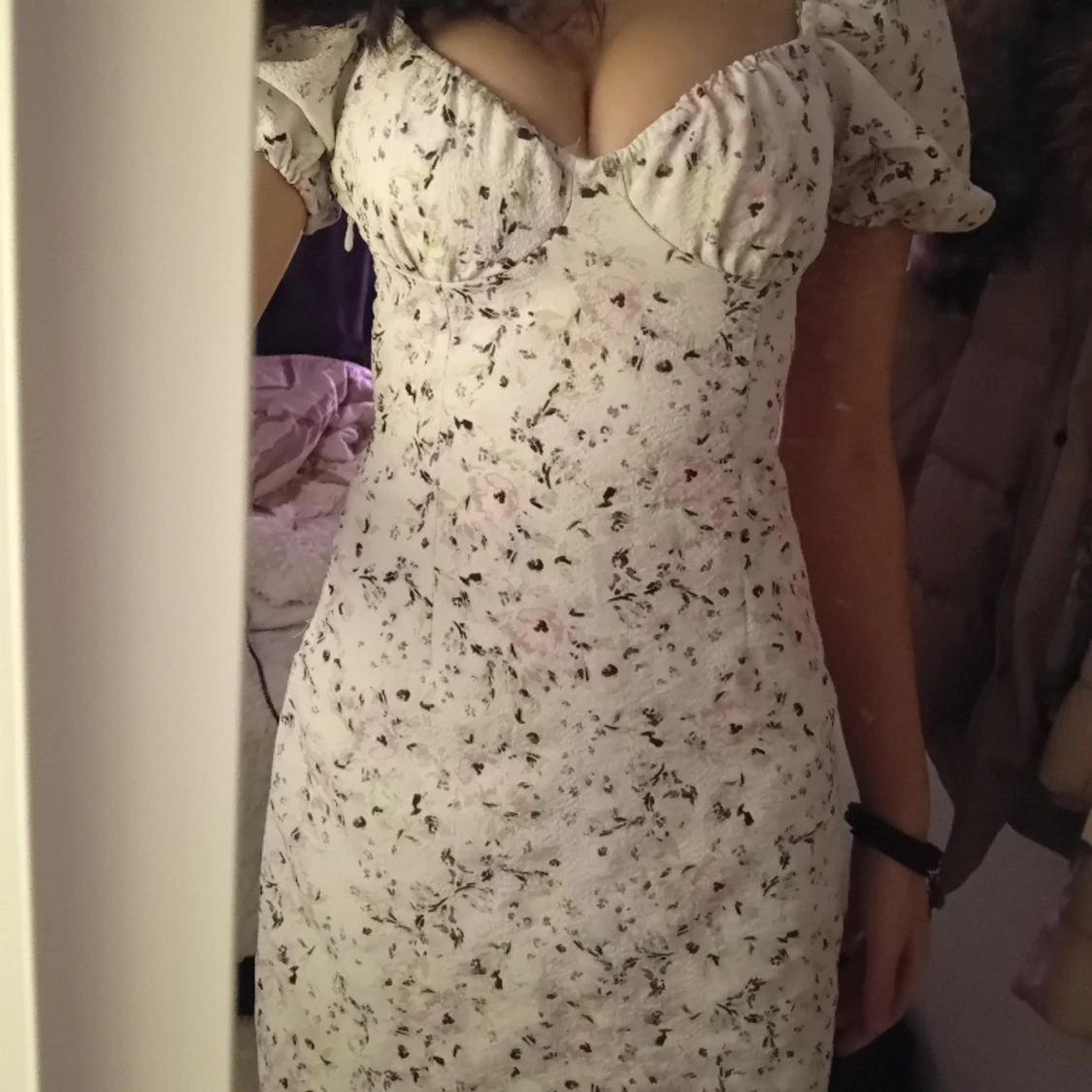 Vit blommig klänning! - 90