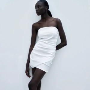 Vit klänning - Säljer denna fina klänning från zara, perfekt till sommaren eller studenten!🤍