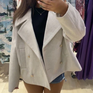 Kappa - Säljer denna beiga kappa som jag köpte i Paris. Använd den ett fåtal gånger💗 kom privat för fler bilder 