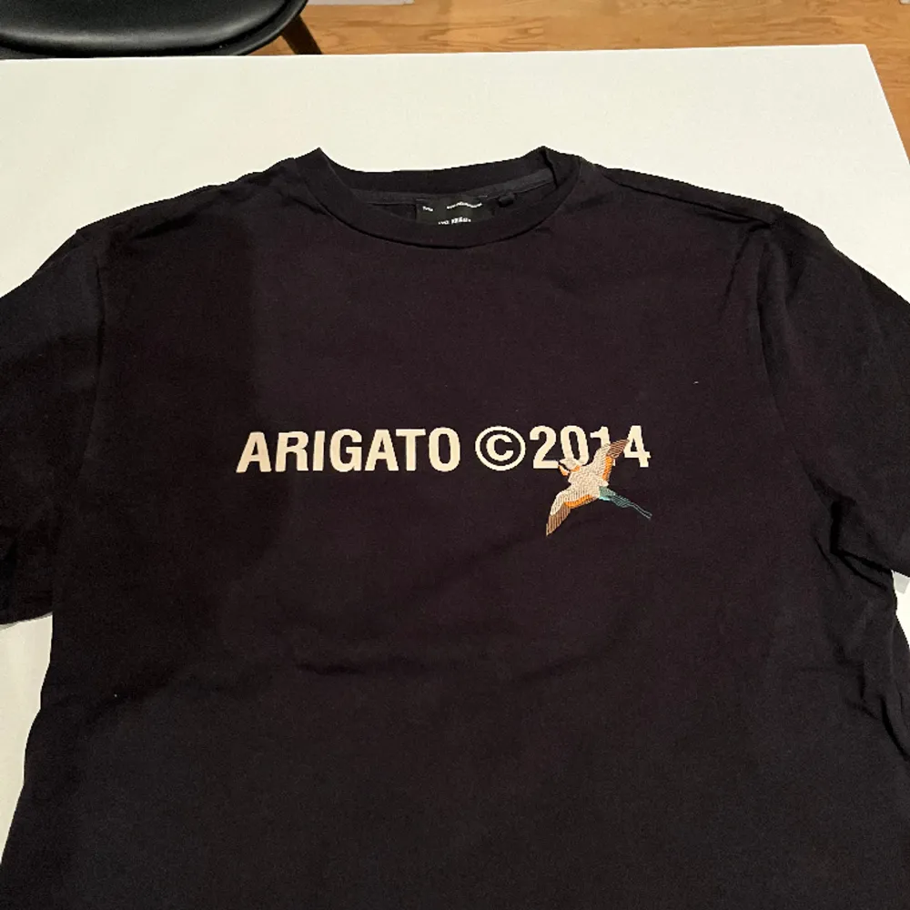 Hej! Säljer en svart Axel Arigato t-shirt Storlek M Mvh. T-shirts.