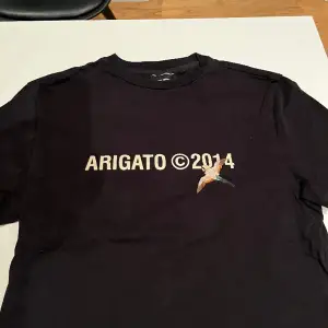 Hej! Säljer en svart Axel Arigato t-shirt Storlek M Mvh