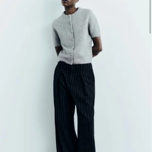 Ljusgrå kofta med kort ärm - Säljer denna fina och mysiga kofta i ulligt material. Passar till allt och har aldrig använt pågrund av fel storlek 🌸🌸🌸 kan mötas upp i centrala stockholm eller posta ( jag står ej för frakt) !!