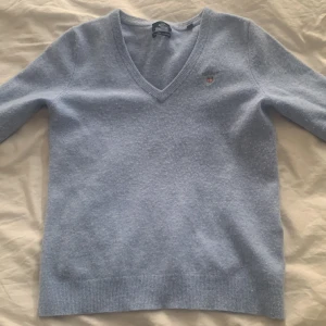 Gant tröja - En blå stickad v-ringad gant tröja💕 ganska nopprig därav priset, inga defekter utom att lappen är lite trasig💓