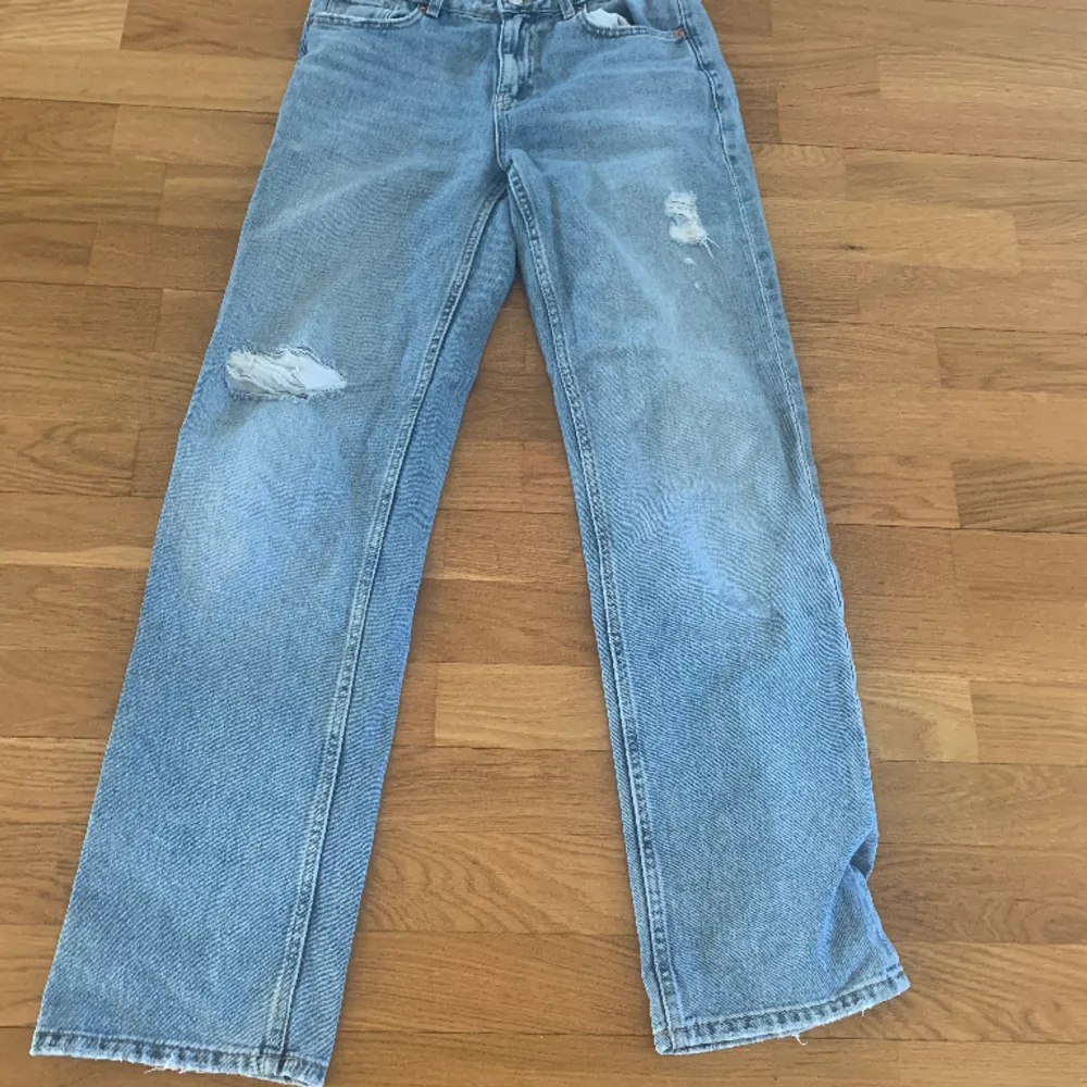 Jeansen är köpta från Gina Young och är i storlek 158 skulle säga runt 34. Väl omhändertagna!💕. Jeans & Byxor.