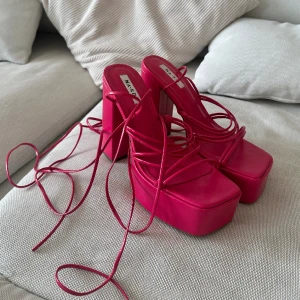 Platåklackar med långa band. - Enbart använda en gång. Långa band som man kan vira runt benet eller ankeln eller ovanpå byxor osv. Storlek 39.