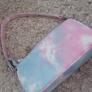 Väska - Jag har knappt använt den hära väskan och väskan är i bra kvalitet. Och den är i ny skick 