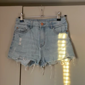 Korta jeans shorts - Korta slitna jeans shorts från Lindex i stl 158 och har justerbar resår i midjan💕