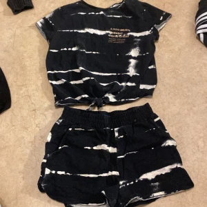 Sätt  - Ett fint och basic sätt i bra skick använd 2-3 gånger. Säljer då det blivit förlitet❤️