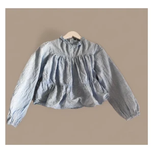 Broderad Topp - Säljer min ljusblåa broderade topp ifrån Prettylittlething. Finns inga defekter på toppen, köparen står för frakten!