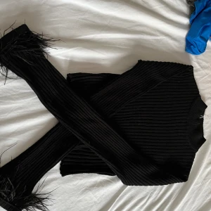 Svart tröja  - Helt ny tröja med jätte fina detaljer i slutat av armarna, fraktar inte dock utanför Gbg 