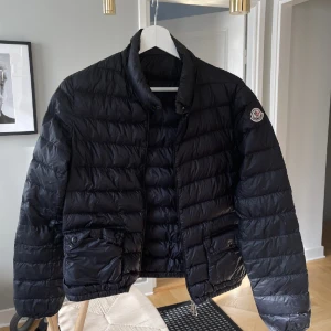 Monclerjacka, modell Lance stl S - Säljer min fina monclerjacka i modell Lance. Storlek S. Inköpt på NK så tagg o påse tillkommer. 