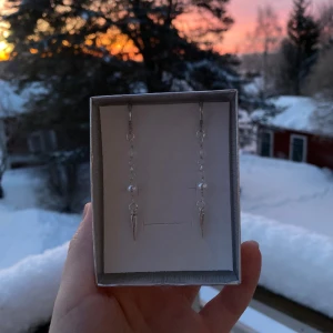 Frosty spike  - 35kr per par, nickelfria, ÅTER I LAGER😊fler smycken i samma stil hittar ni på min profil🤍 kolla gärna in min instragram ”ebnorth” där jag främst sköter försäljningen💗 