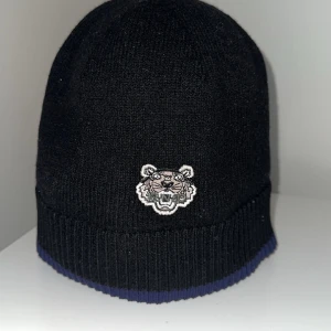 Kenzo mössa - Kenzo mössa one size. Svart/ blå i färgen