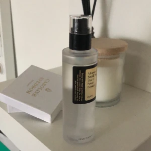 Snigelserum 💕🐌 - Säljer detta snigel serum som gör huden so glowy och sminket jätte bra! Tyvvär passar den inte min hudtyp. Använd ett fåtal gånger🫶🏻 Köpt för 300kr