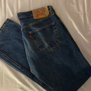Levis jeans 501  - Ett par SKITSNYGGA Levis jeans 501 i straight leg,  en superfin mörkare blå färg. Sjukt fint skick alltså verkligen som nya. Priset GÅR att diskutera en aning❤️
