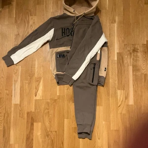 Hoodrich sett  - Riktigt snygg Hoodrich set i toppskick (10/10). Om man vill köpa separat kostar hoodien 399 och byxorna 299 🌞. Skriv vid minsta fundering eller fråga!🍾🙌