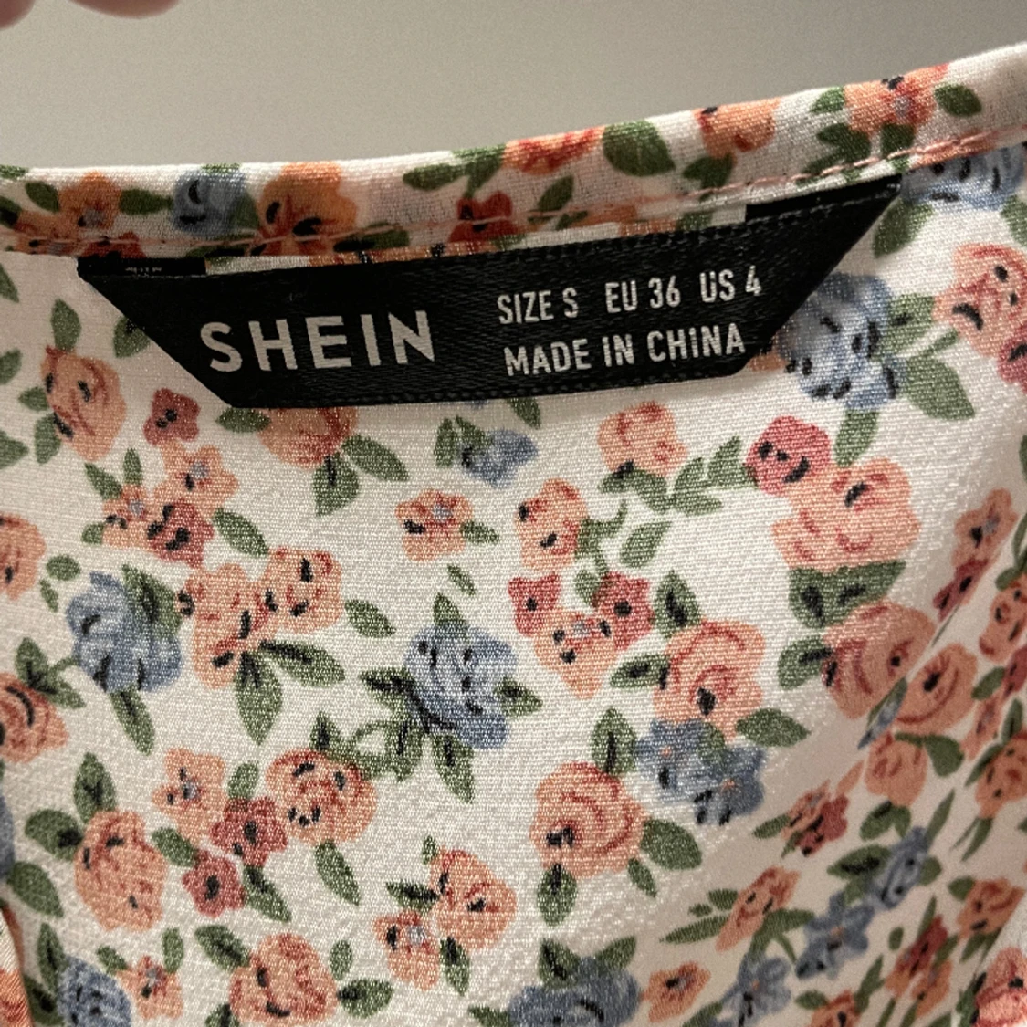 Super snygg blommig klänning  - 91